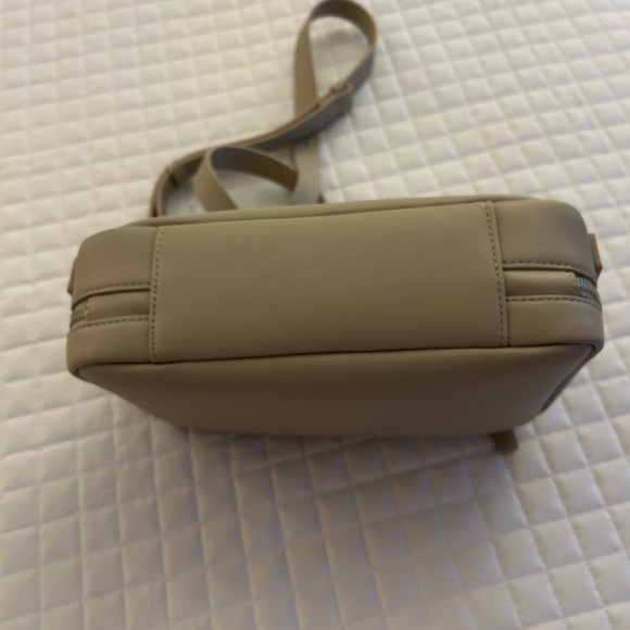 MON15. Metro Crossbody Bag.The Metro Bag securely carries your daily essentials - Picture 3 of 8